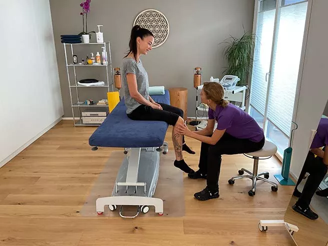 Physiotherapie, professionelle Behandlung von einer Physiotherapeutin am Bein einer Frau. Physiotherapie, professionelle Behandlung von einer Physiotherapeutin am Bein einer Frau.